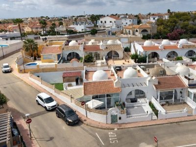 East-facing 2-bedroom corner bungalow with solarium and corner garden in Villamartin, Orihuela Costa